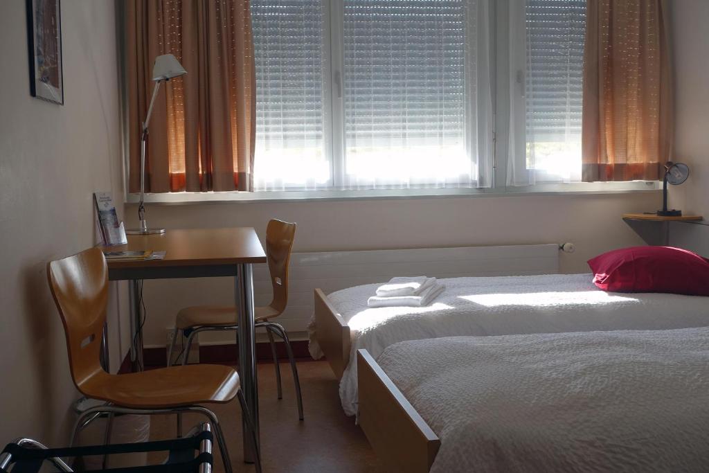 Llit o llits en una habitació de Hôtellerie Franciscaine