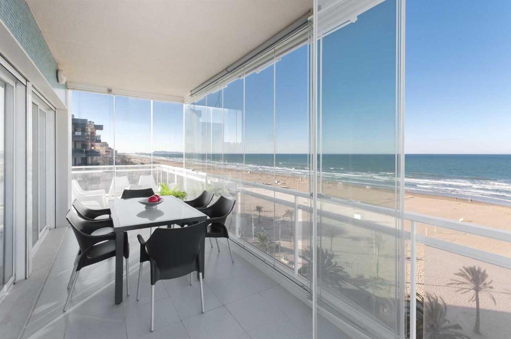Un comedor con vista a la playa en Ag Arena Suite Premium, en Gandía