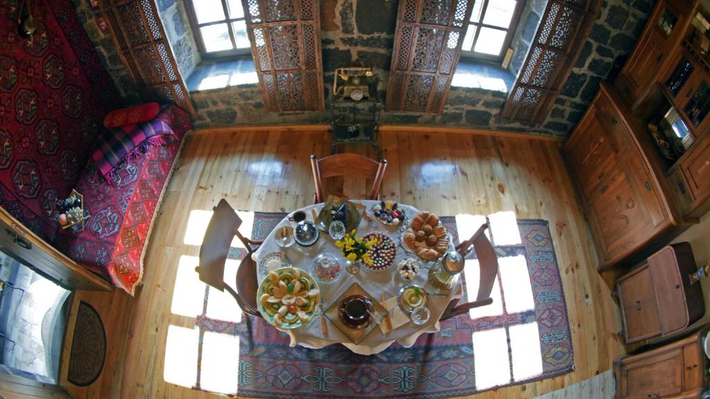 una vista sul soffitto di un tavolo da pranzo in una casa di Hye Aspet Հայ Ասպետ a Gyumri