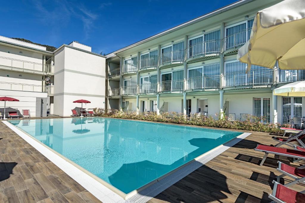 a swimming pool in front of a building at Hotel Vischi in Domaso