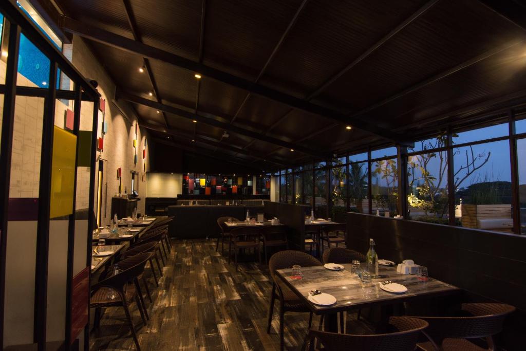 Restaurace v ubytování Roopa Elite