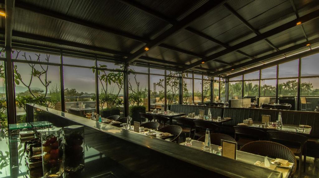 Restaurace v ubytování Roopa Elite