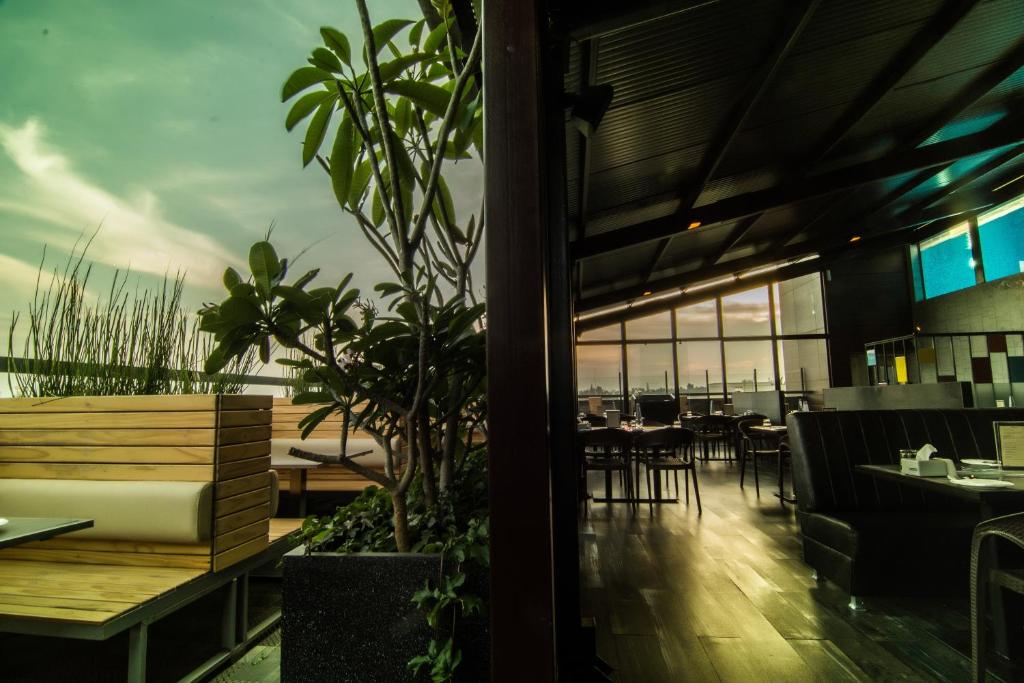 Restaurace v ubytování Roopa Elite
