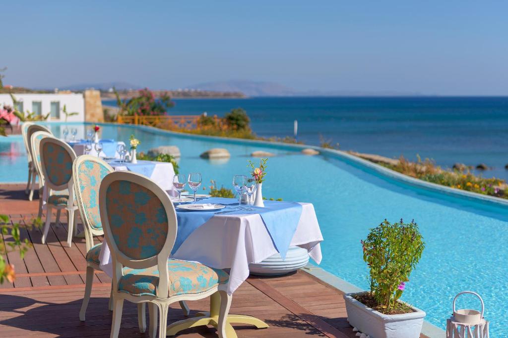 Bazén v ubytovaní Atrium Prestige Thalasso Spa Resort & Villas alebo v jeho blízkosti
