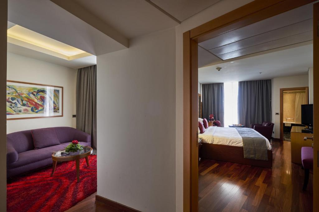 Postel nebo postele na pokoji v ubytování Coral Beach Hotel And Resort Beirut