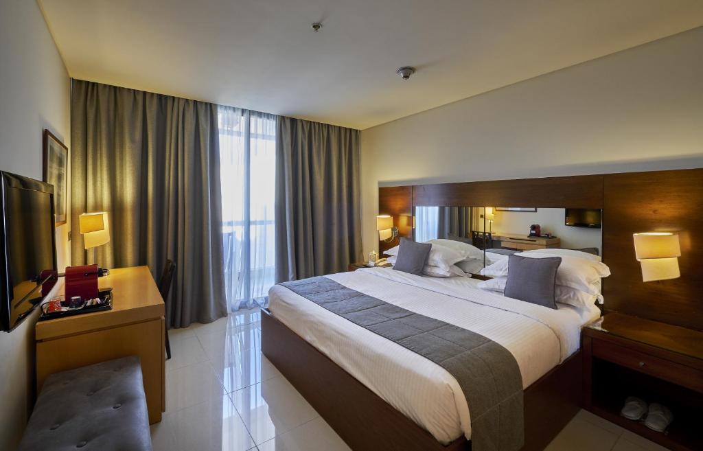 Postel nebo postele na pokoji v ubytování Coral Beach Hotel And Resort Beirut