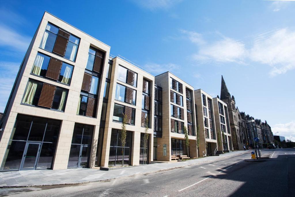 um grande edifício ao lado de uma rua em Unite Students - Salisbury Court em Edimburgo