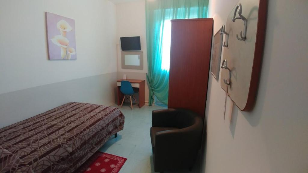 A bed or beds in a room at Hotel Marta