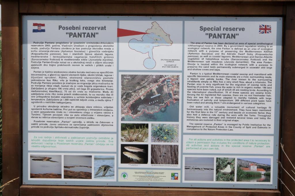 una señal para un parque con fotos del parque en Apartments Irena, en Trogir