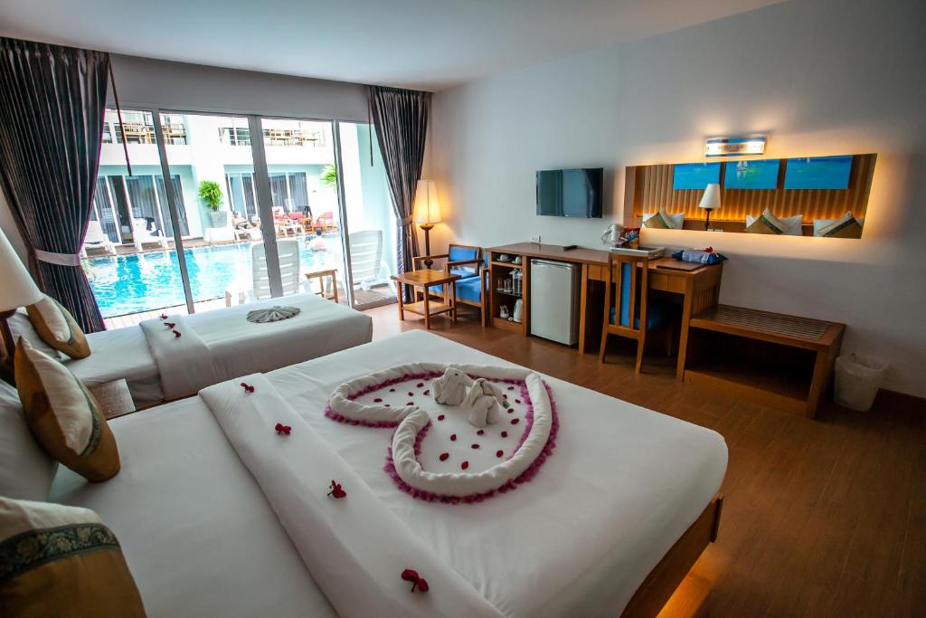 Postel nebo postele na pokoji v ubytování Phi Phi Harbour View Hotel-SHA Extra Plus