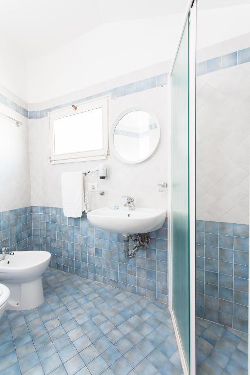 A bathroom at Hotel Roxy & Beach