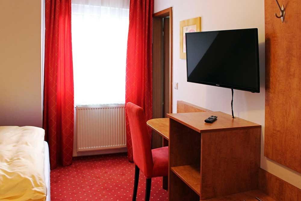 TV a/nebo společenská místnost v ubytování Hotel Peiler Garni