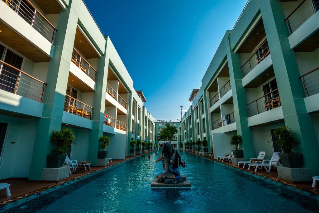 Bazén v ubytování Phi Phi Harbour View Hotel-SHA Extra Plus nebo v jeho okolí