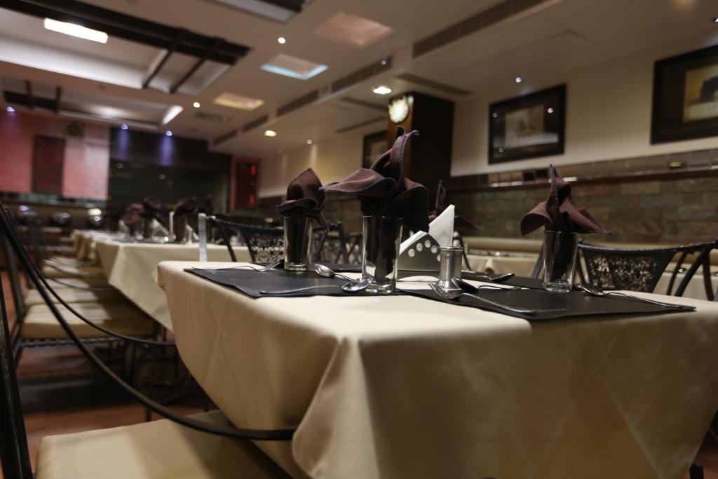 Restaurace v ubytování SilverCloud Hotel and Banquets
