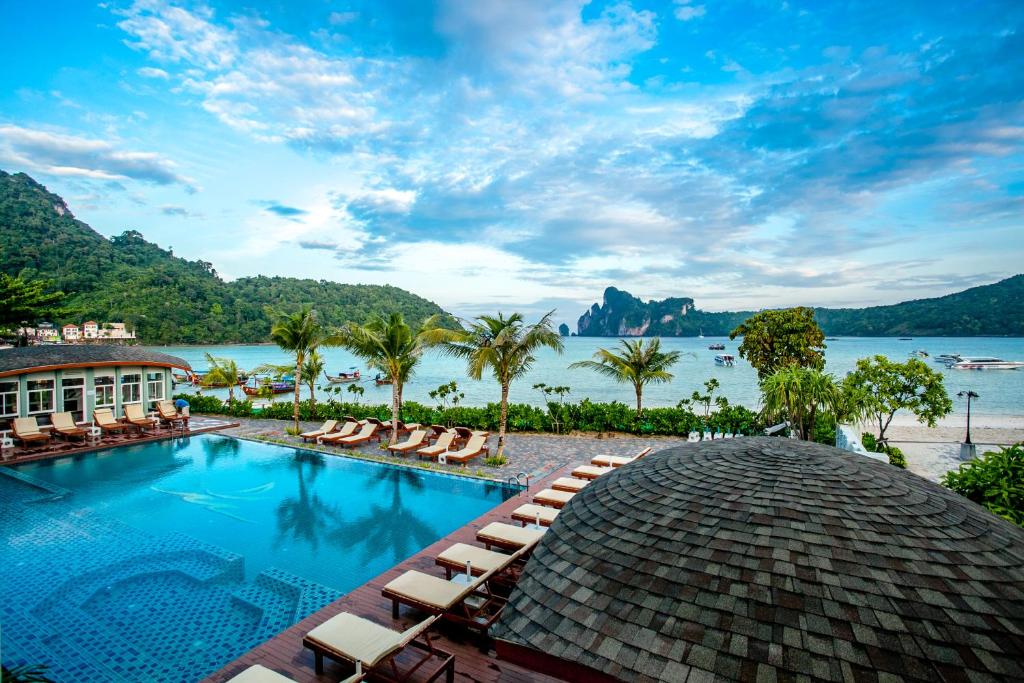 un complexe avec une piscine et une vue sur l'eau dans l'établissement Phi Phi Harbour View Hotel-SHA Extra Plus, sur les Îles Phi Phi