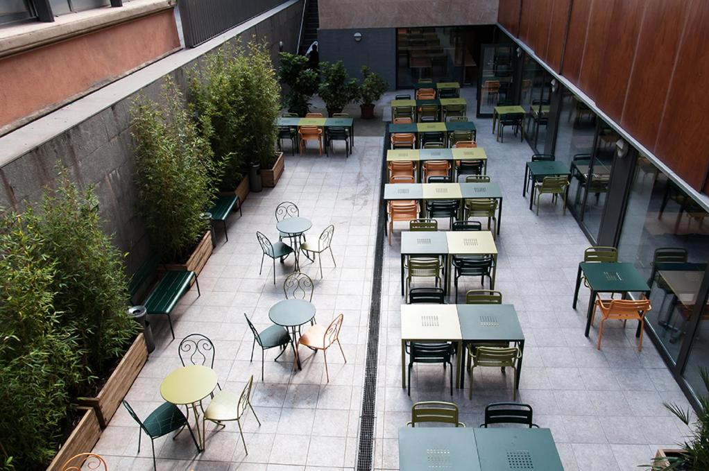una vista aérea de un patio con mesas y sillas en Alberg Pere Tarrés, en Barcelona