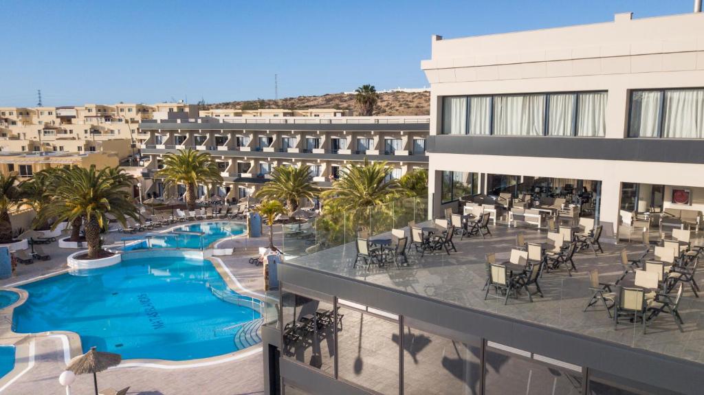 una vista aérea de un hotel con piscina en Kn Hotel Matas Blancas - Solo Adultos en Costa Calma
