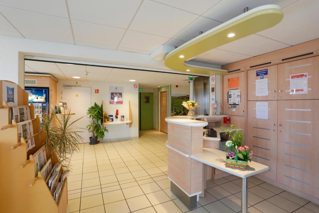 a lobby of a hospital with a waiting room at Hotel Ibis Budget Cosne Sur Loire in Cosne-Cours-sur-Loire