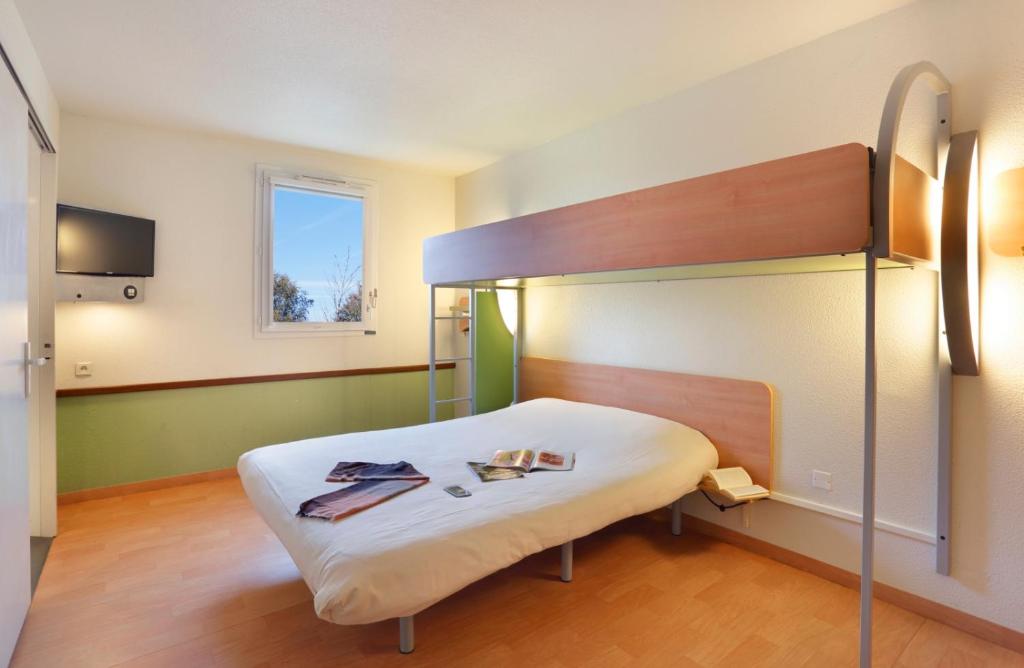 コーヌ・クール・シュル・ロワールにあるHotel Ibis Budget Cosne Sur Loireの二段ベッド1組が備わるドミトリールームのベッド1台分です。