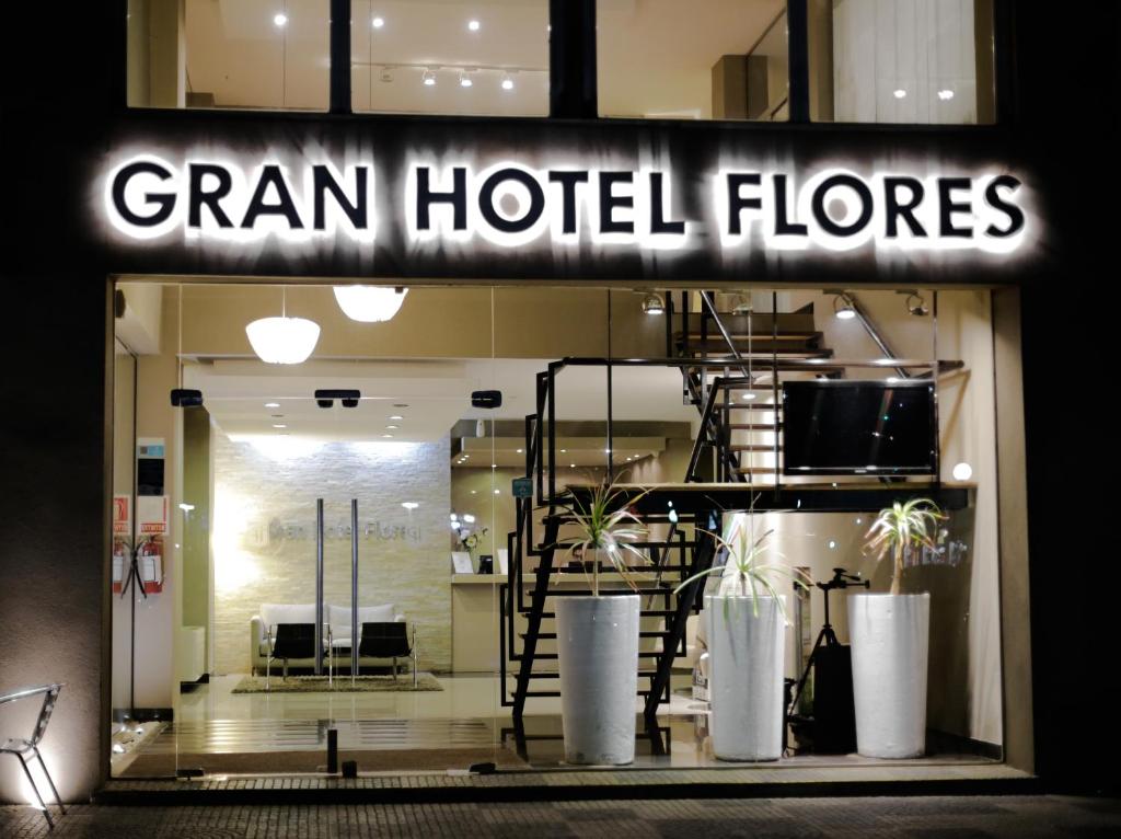 un devant de magasin avec un panneau indiquant les sols de l'hôtel en tramway dans l'établissement Gran Hotel Flores, à Trinidad