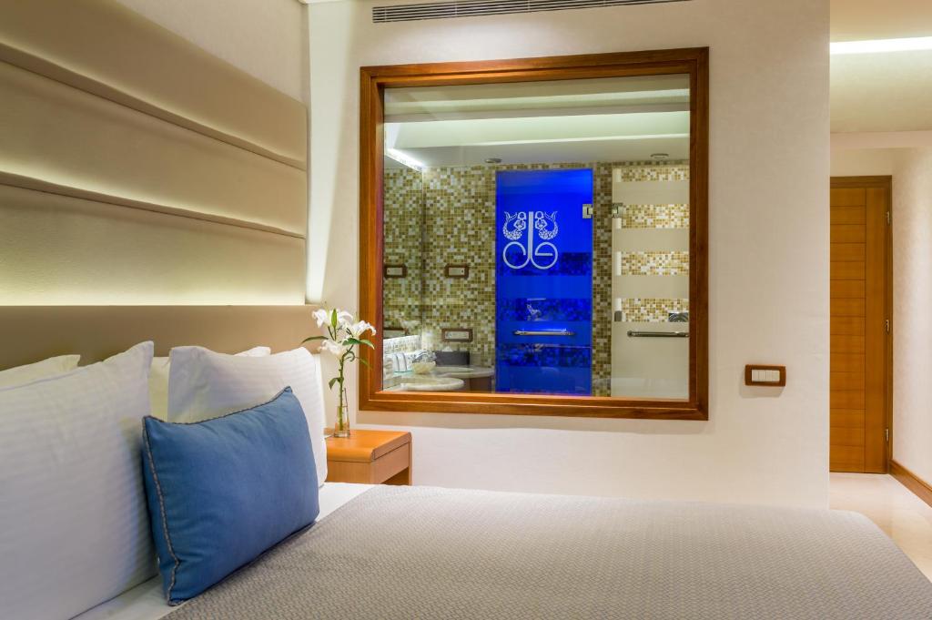 Postel nebo postele na pokoji v ubytování Elounda Bay Palace, a Member of the Leading Hotels of the World