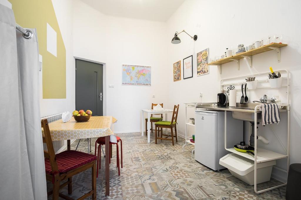 Kuchyň nebo kuchyňský kout v ubytování HOSTEL "likeHOME"