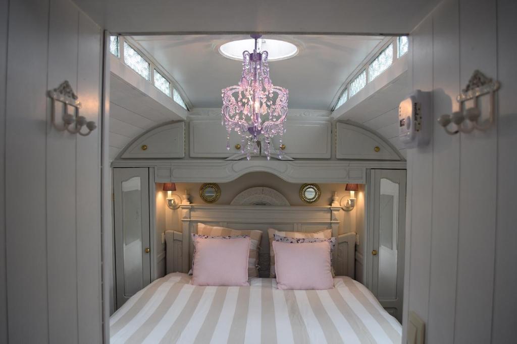 A bed or beds in a room at B&B Au Bord De La Source