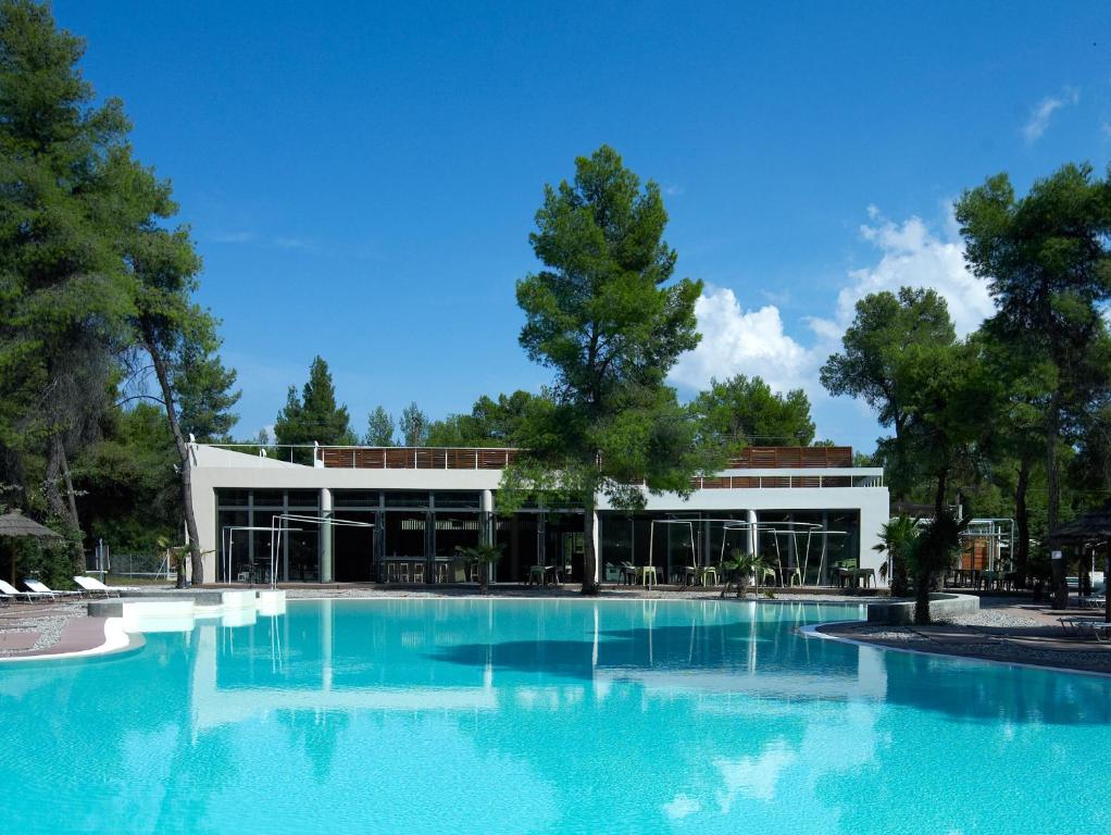 uma grande piscina em frente a um edifício em Club Agia Anna em Ayia anna