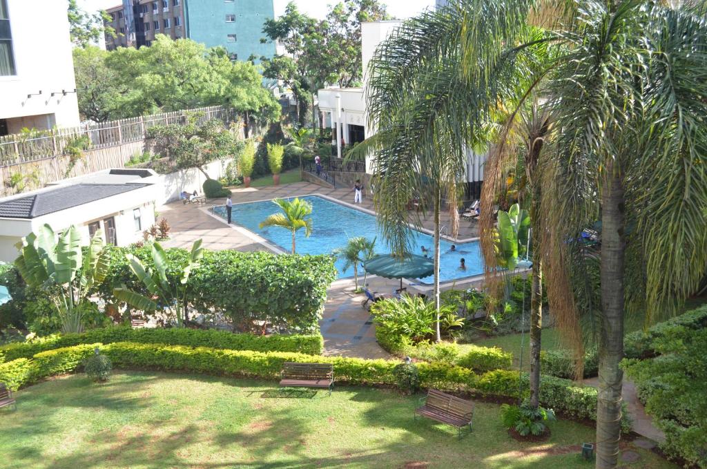 Bazén v ubytování Jacaranda Hotel Nairobi nebo v jeho okolí
