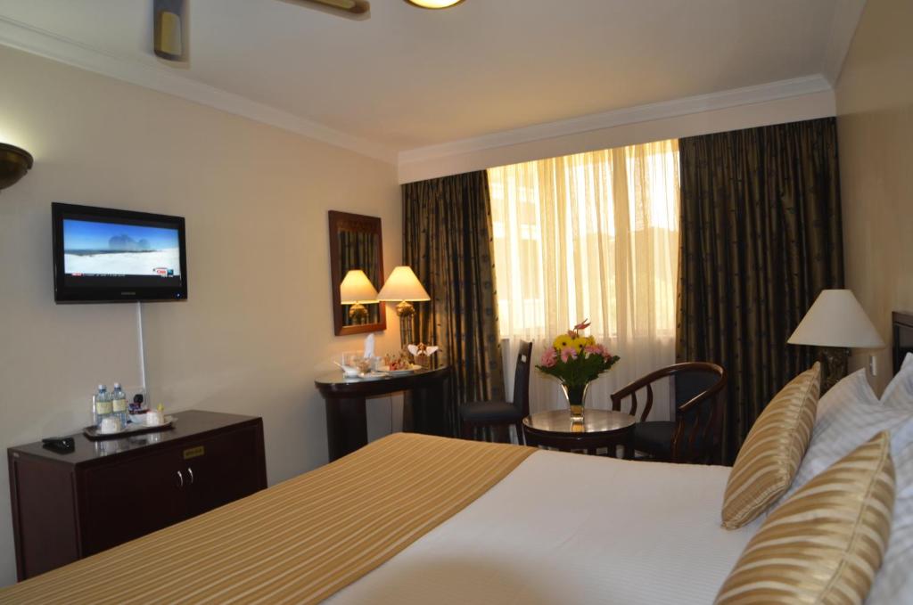 TV a/nebo společenská místnost v ubytování Jacaranda Hotel Nairobi