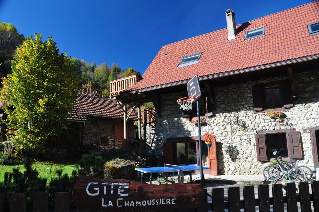 un edificio con un canestro di basket davanti di Gîte la Chamoussière a Saint-Mury-Monteymond