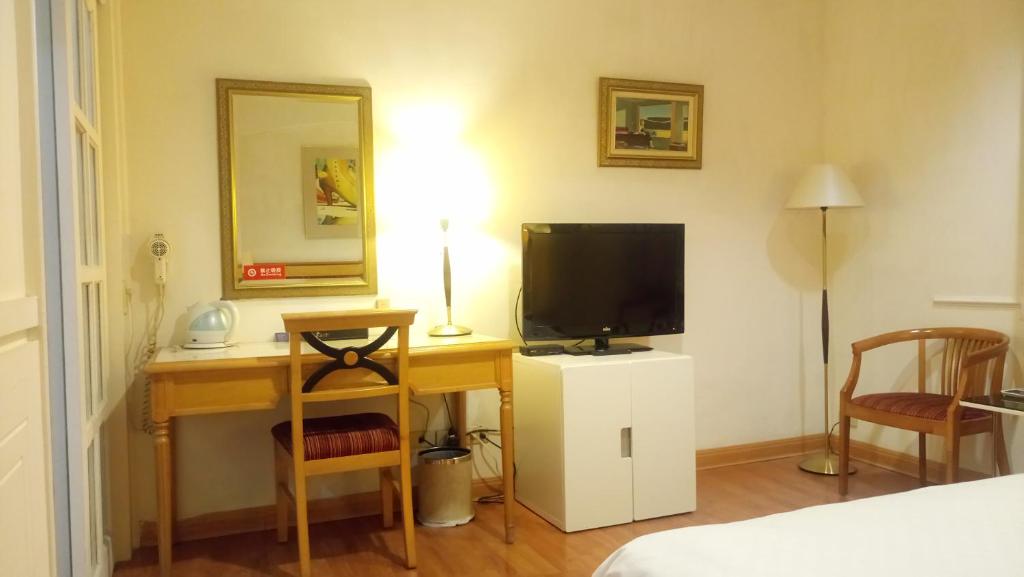 TV a/nebo společenská místnost v ubytování 苓雅大飯店 Lingyea Hotel