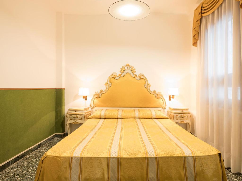 Postel nebo postele na pokoji v ubytování Albergo Basilea