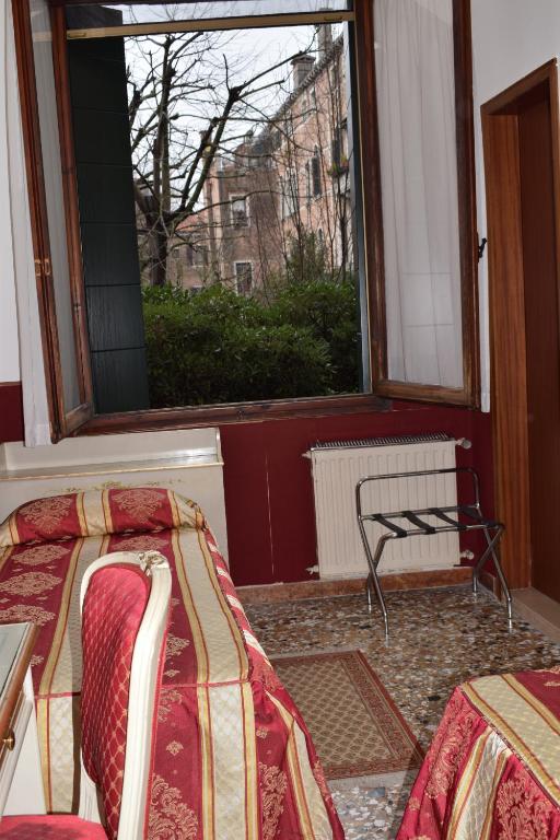 Postel nebo postele na pokoji v ubytování Albergo Basilea