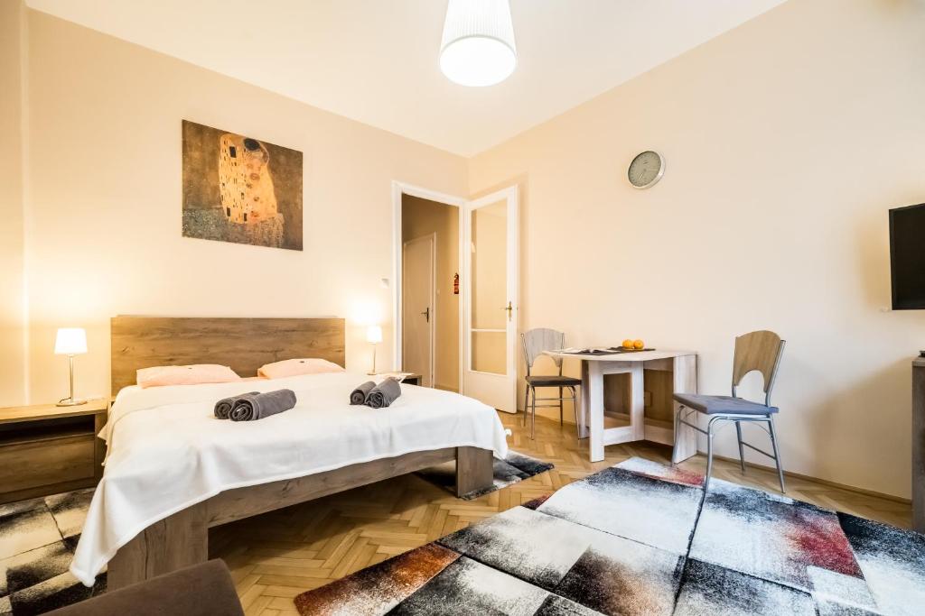 - une chambre avec un grand lit et une table dans l'établissement BpR Orange Dream Apartment, à Budapest