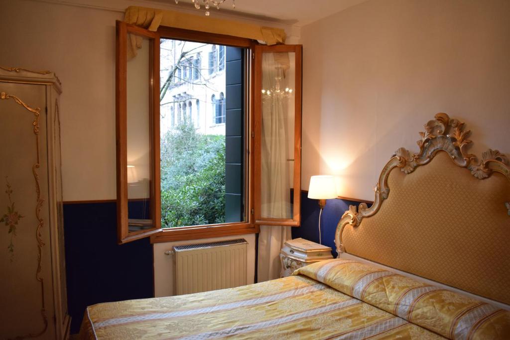 Postel nebo postele na pokoji v ubytování Albergo Basilea