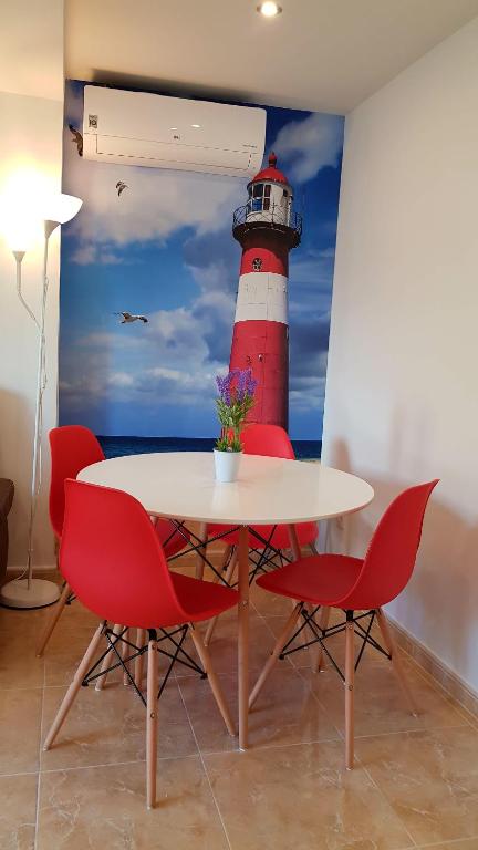 ベニドルムにあるMarazul Lighthouseの壁に灯台が描かれたテーブルと椅子