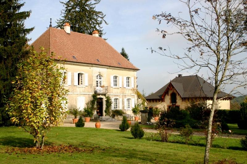 una grande casa bianca con tetto rosso di Château Bel-Air a Villers-Farlay
