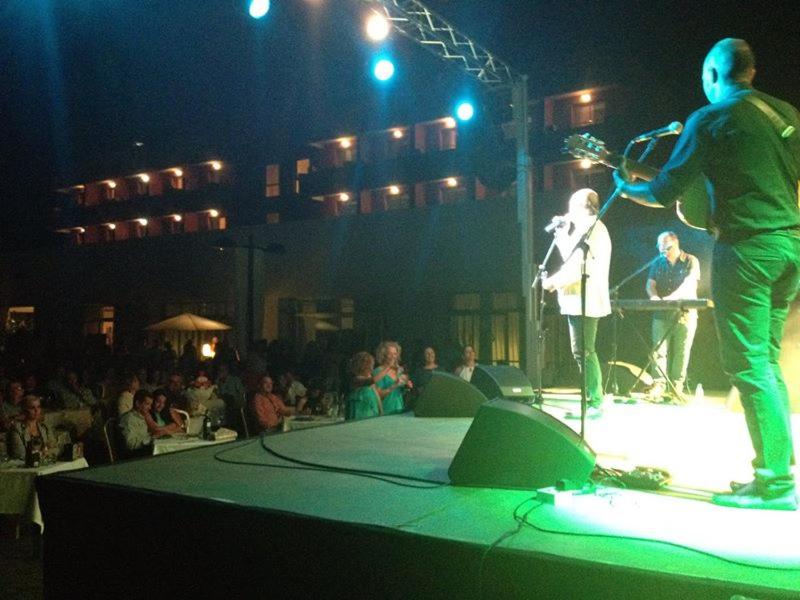 a man standing on a stage in front of a crowd at Hotel Montera Plaza in Los Barrios