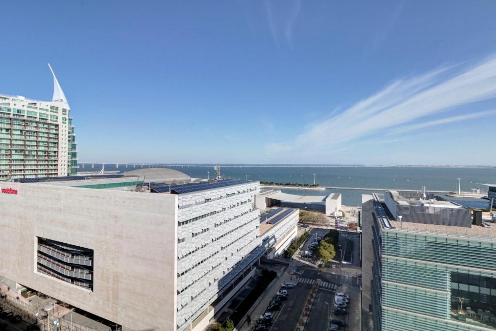 eine Luftansicht von Gebäuden in einer Stadt in der Unterkunft Baltico Residence in Lissabon