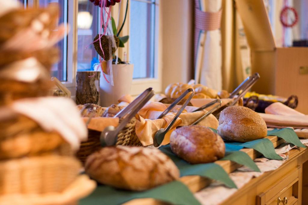 a table topped with lots of different types of bread at Berg-Spa & Hotel Zamangspitze in Sankt Gallenkirch