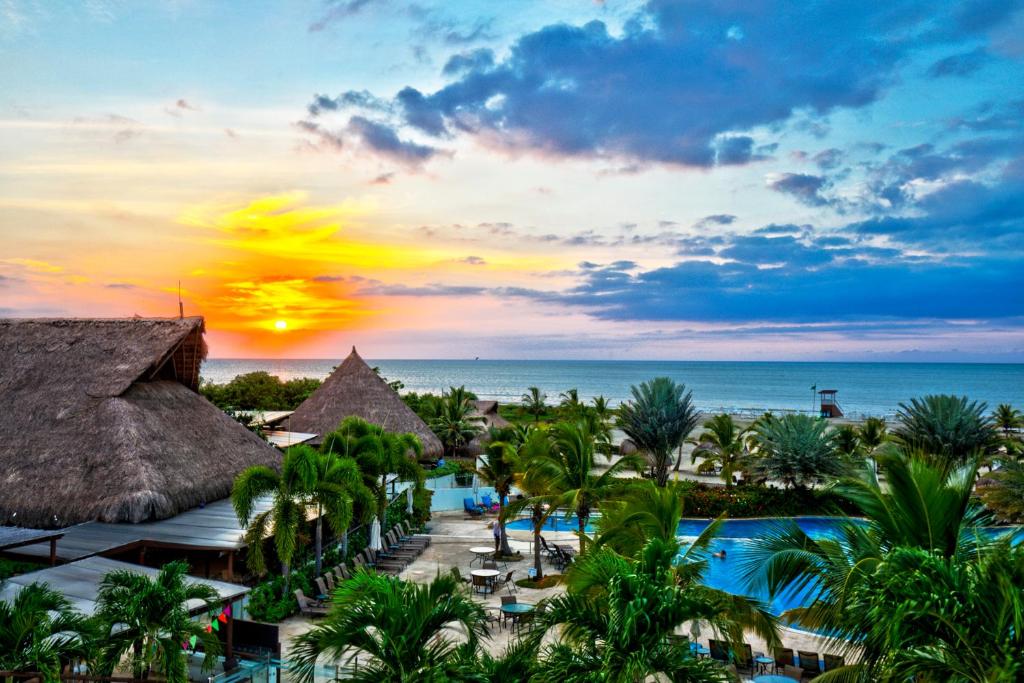 vista para um resort com piscina e oceano em Estelar Playa Manzanillo - All inclusive em Cartagena das Índias