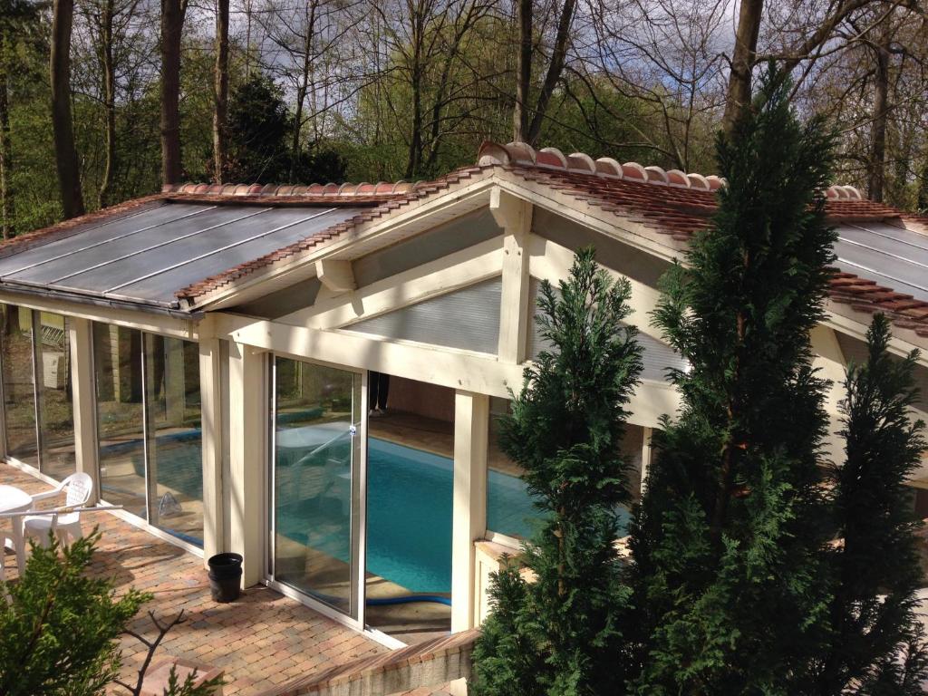 una vista aérea de una casa de la piscina con solárium en Rose Garden Studio en Giverny