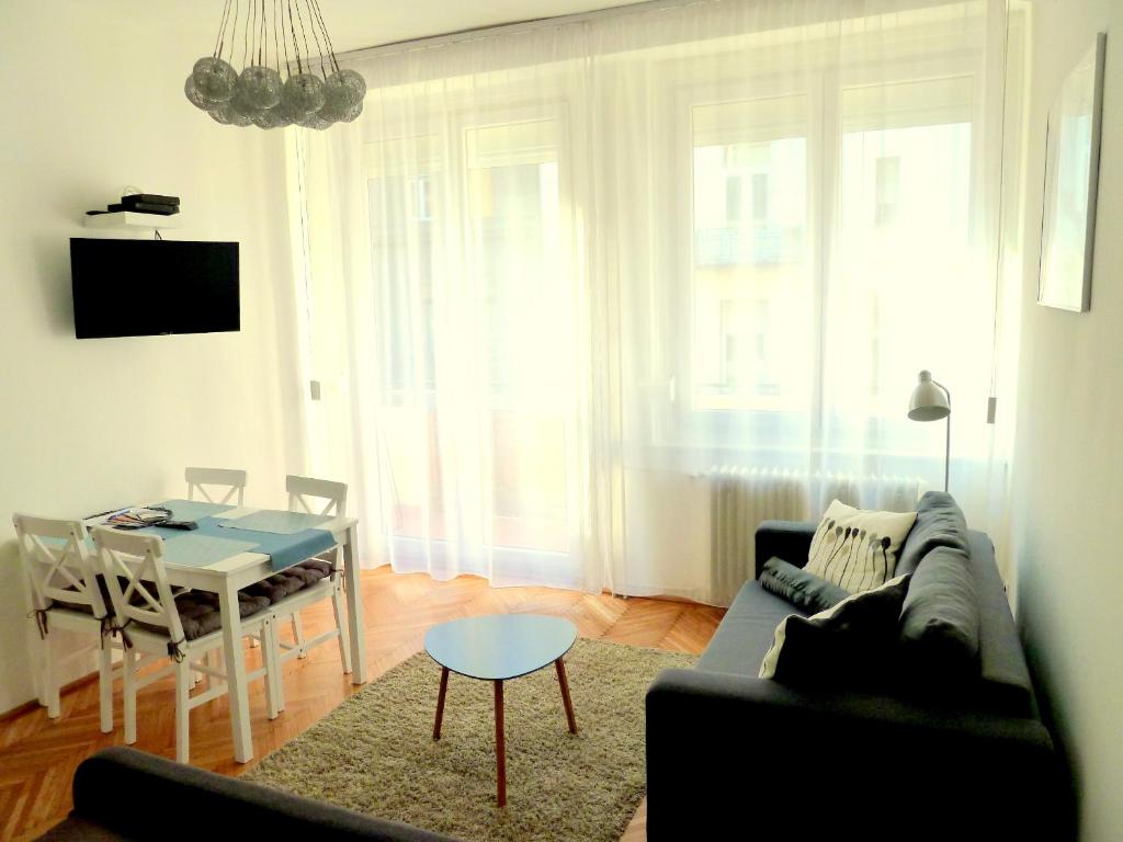ブダペストにあるAndrew's Residence Budapestのリビングルーム(ソファ、テーブル付)
