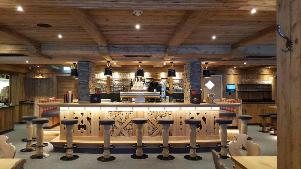 Lounge nebo bar v ubytování Berggasthof Schatzbergalm