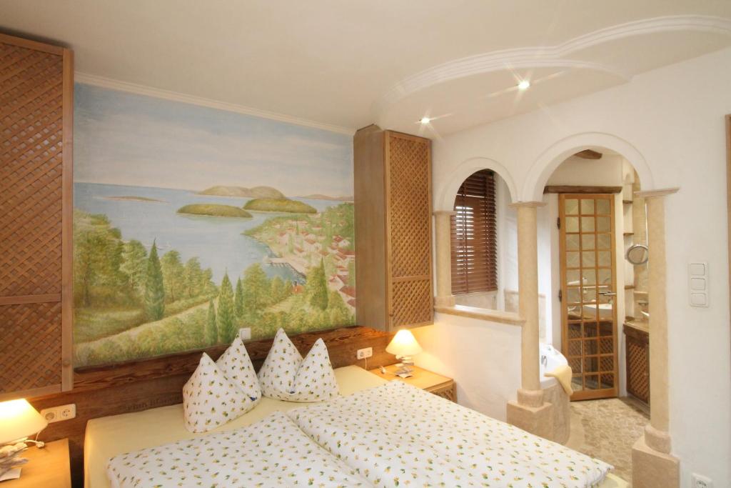 een slaapkamer met een bed en een schilderij aan de muur bij Haus Sonnenschein in Grainau