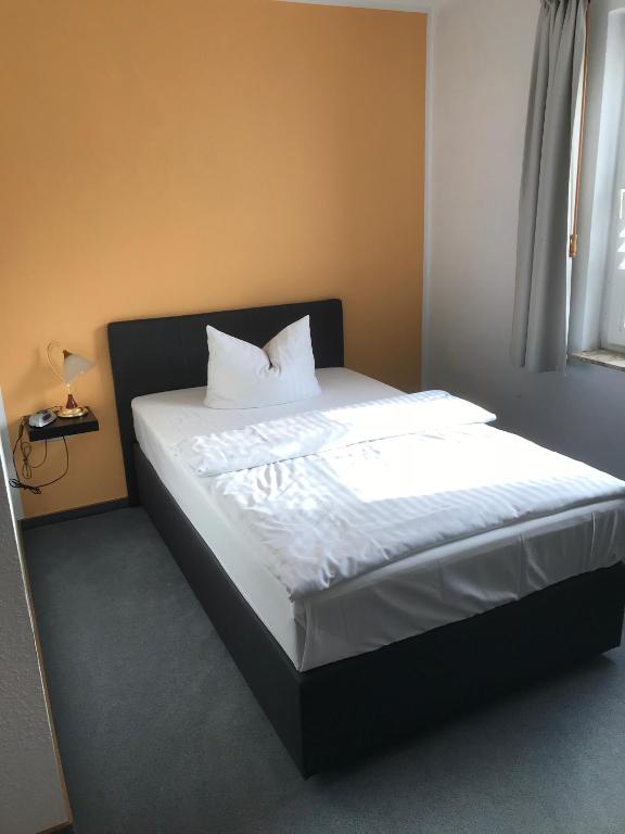 Postel nebo postele na pokoji v ubytování Hotel am Maibaum