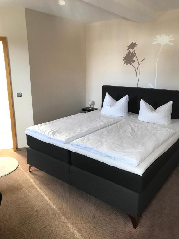 Postel nebo postele na pokoji v ubytování Hotel am Maibaum