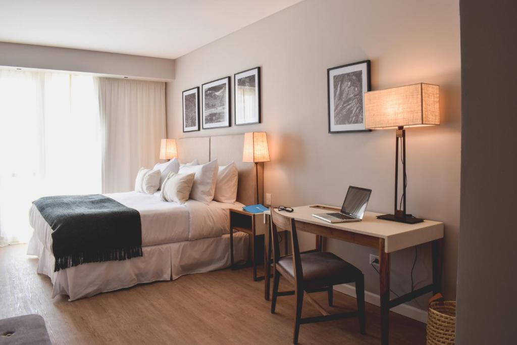 Una cama o camas en una habitación de Cyan Soho Neuquén Hotel