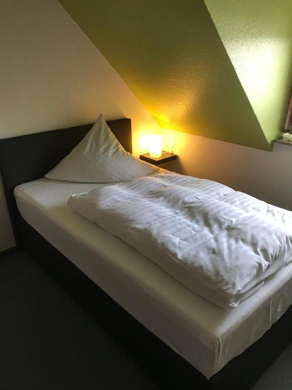 Postel nebo postele na pokoji v ubytování Hotel am Maibaum